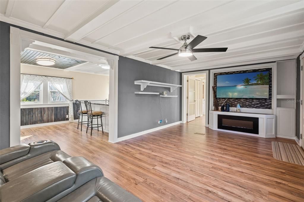 For Sale: $600,000 (2 beds, 2 baths, 1152 Square Feet)