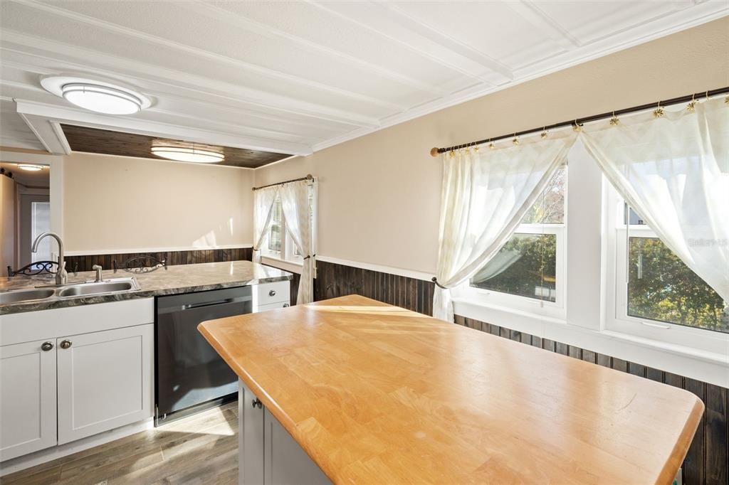 For Sale: $600,000 (2 beds, 2 baths, 1152 Square Feet)