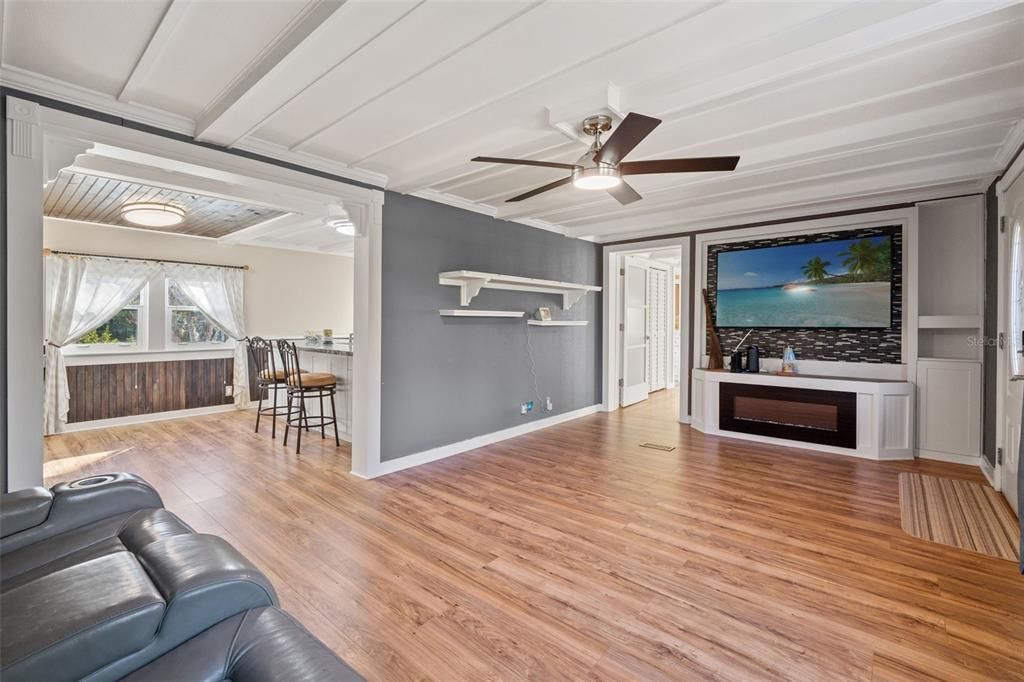 For Sale: $600,000 (2 beds, 2 baths, 1152 Square Feet)