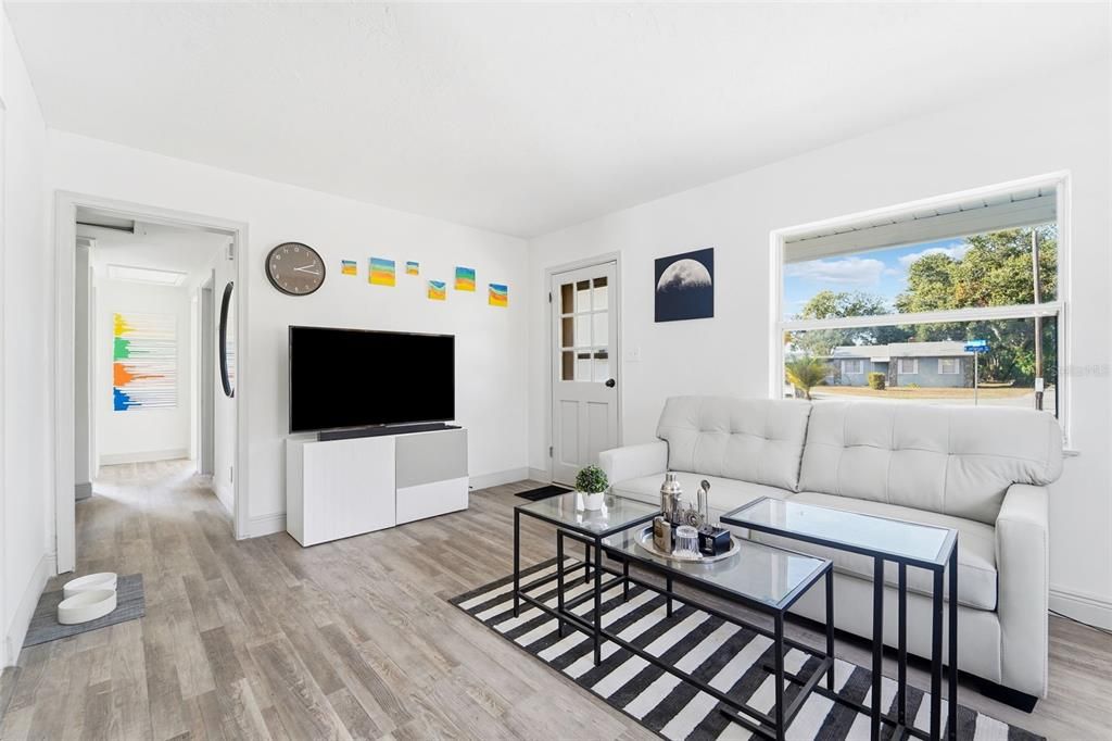 For Sale: $315,000 (3 beds, 1 baths, 894 Square Feet)