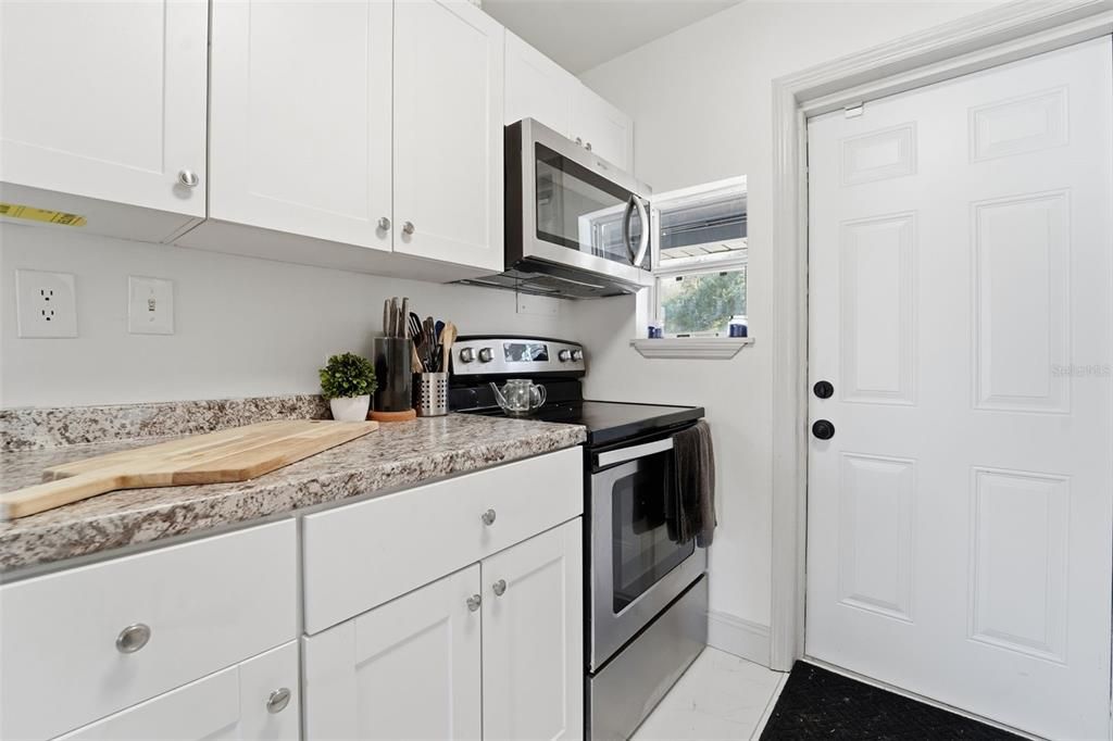 For Sale: $315,000 (3 beds, 1 baths, 894 Square Feet)