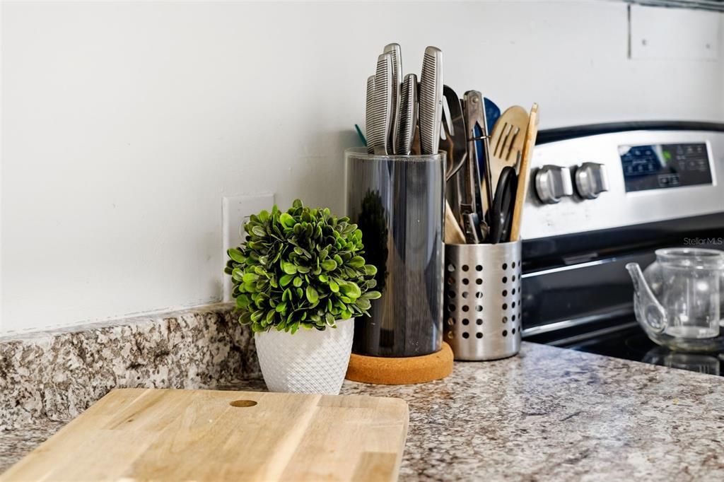 For Sale: $315,000 (3 beds, 1 baths, 894 Square Feet)