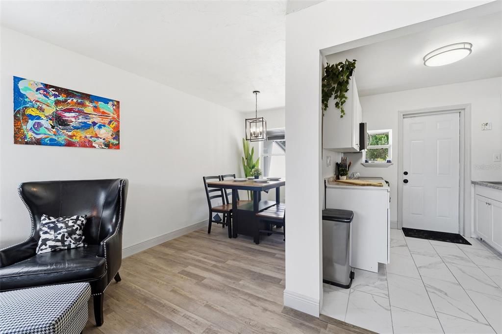 For Sale: $315,000 (3 beds, 1 baths, 894 Square Feet)