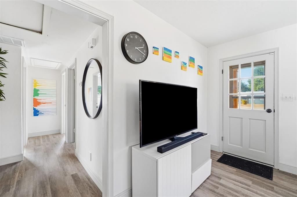 For Sale: $315,000 (3 beds, 1 baths, 894 Square Feet)