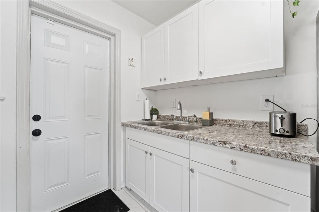 For Sale: $315,000 (3 beds, 1 baths, 894 Square Feet)