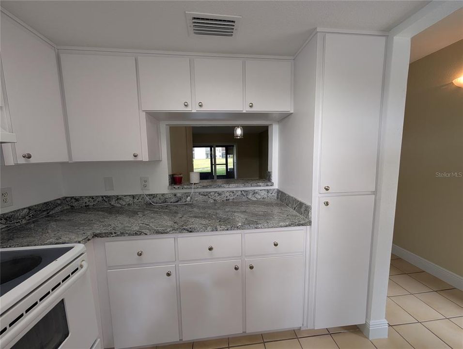 出租: $1,350 (2 贝兹, 1 浴室, 990 平方英尺)