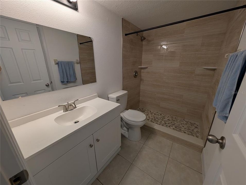 出租: $1,350 (2 贝兹, 1 浴室, 990 平方英尺)