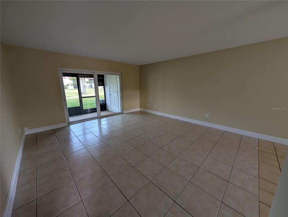 出租: $1,350 (2 贝兹, 1 浴室, 990 平方英尺)