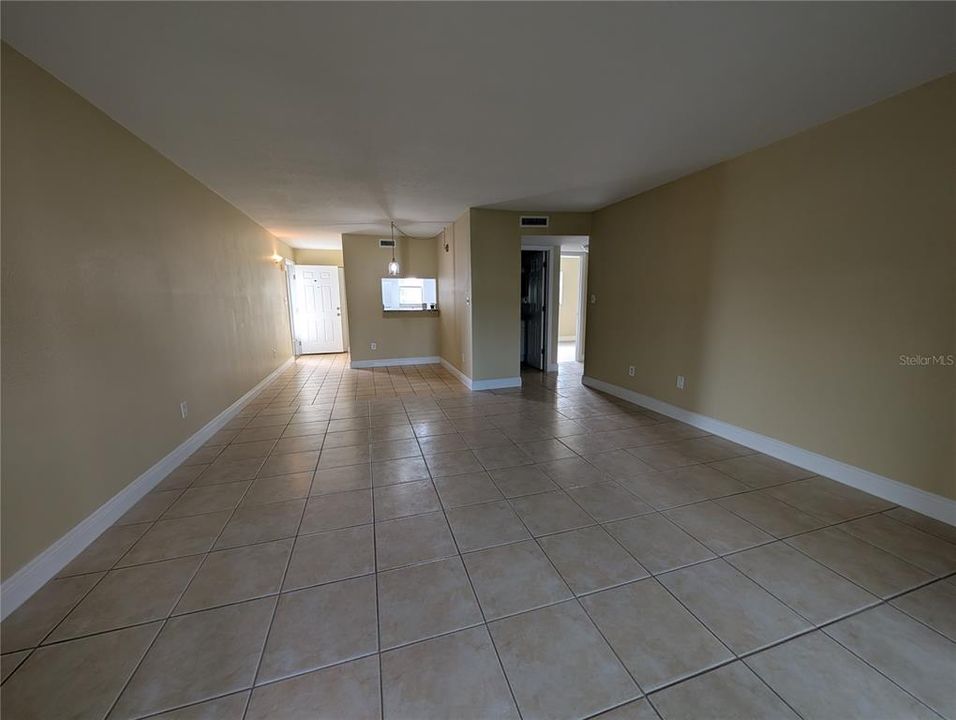 出租: $1,350 (2 贝兹, 1 浴室, 990 平方英尺)