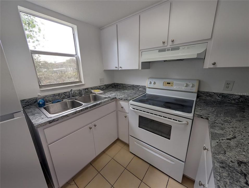 出租: $1,350 (2 贝兹, 1 浴室, 990 平方英尺)