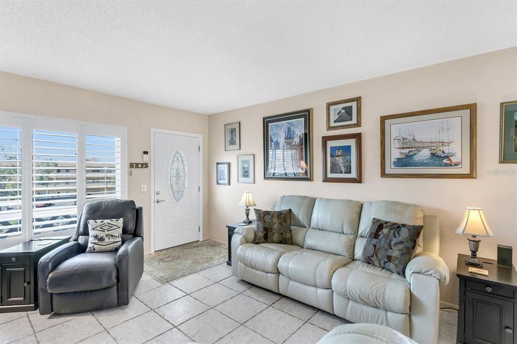 На продажу: $165,000 (2 спален, 2 ванн, 1100 Квадратных фут)