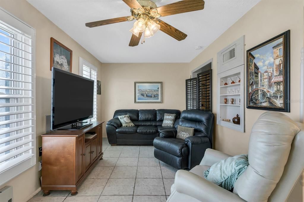 На продажу: $165,000 (2 спален, 2 ванн, 1100 Квадратных фут)