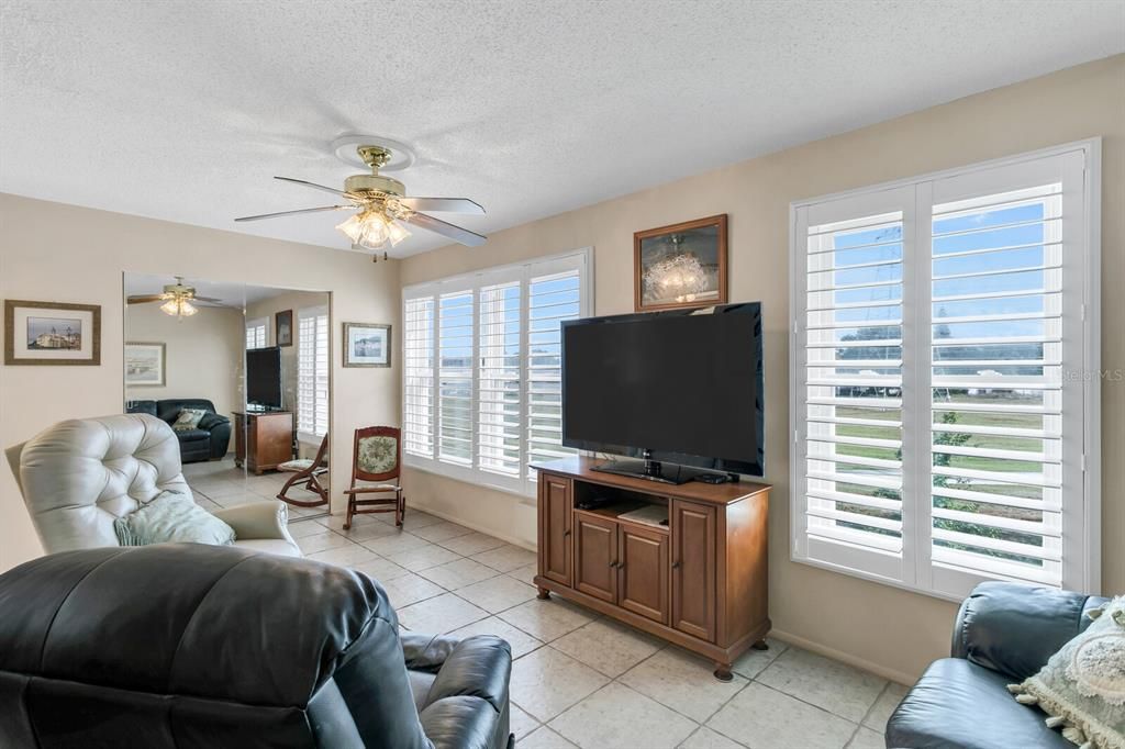 На продажу: $165,000 (2 спален, 2 ванн, 1100 Квадратных фут)