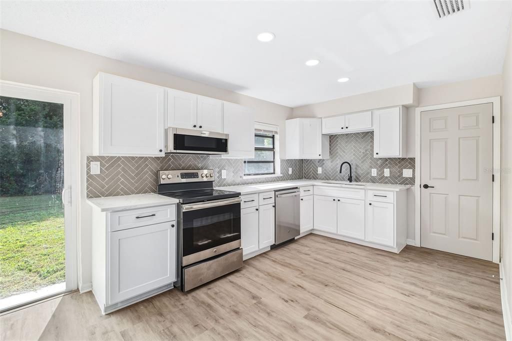 待售: $329,900 (4 贝兹, 2 浴室, 1365 平方英尺)