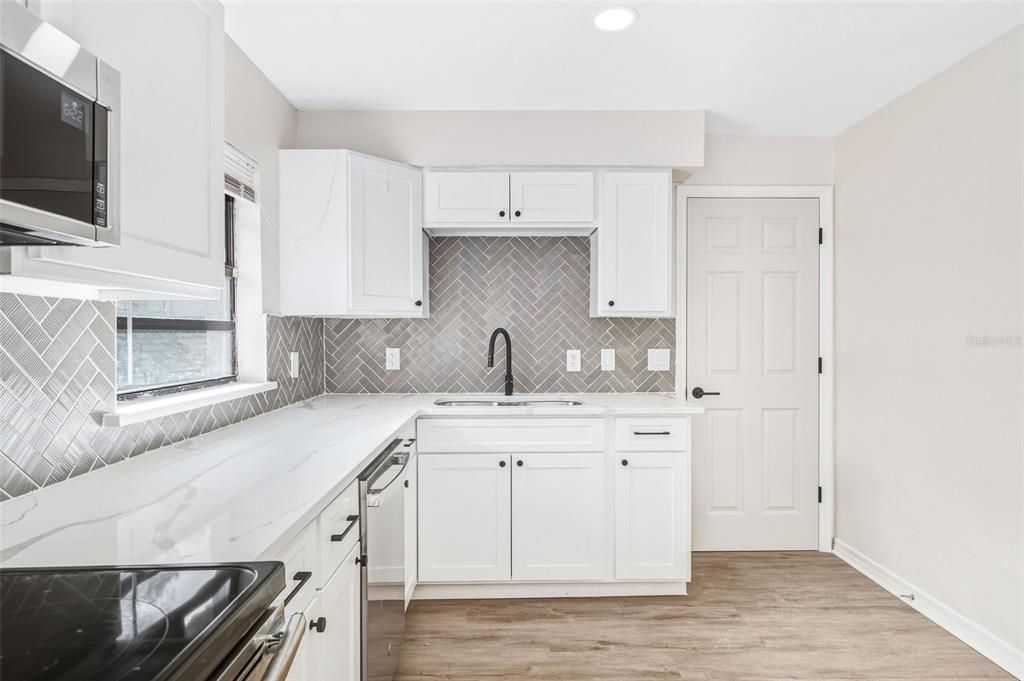 待售: $329,900 (4 贝兹, 2 浴室, 1365 平方英尺)