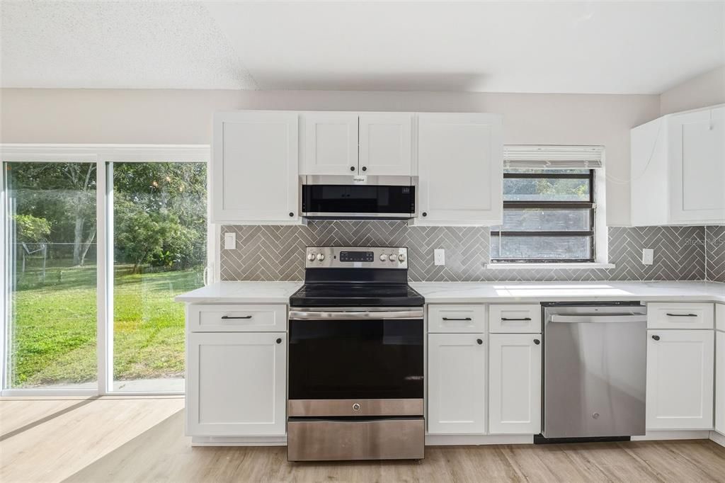 待售: $329,900 (4 贝兹, 2 浴室, 1365 平方英尺)