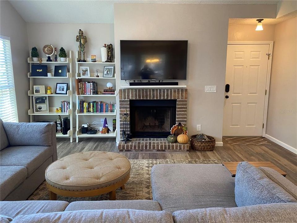 For Rent: $1,950 (3 beds, 2 baths, 1142 Square Feet)