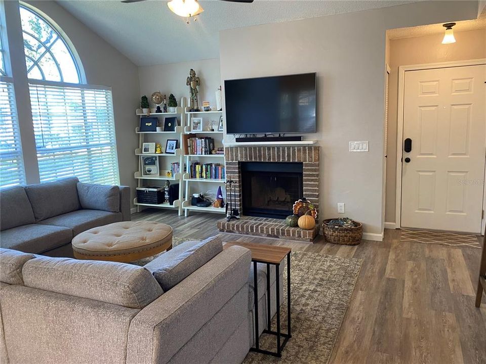 For Rent: $1,950 (3 beds, 2 baths, 1142 Square Feet)