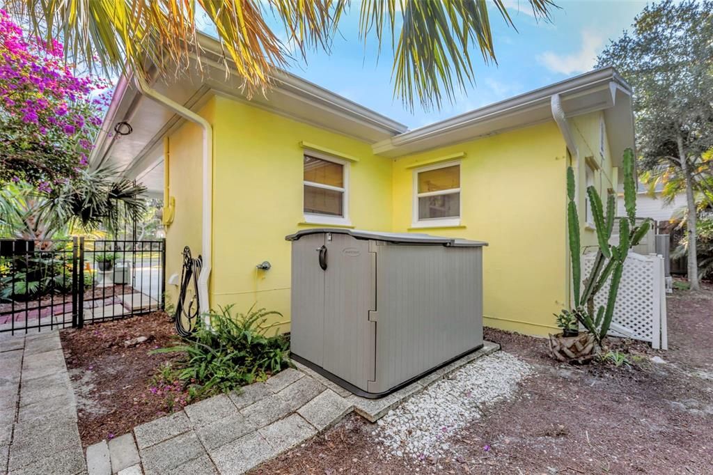 For Sale: $399,900 (2 beds, 1 baths, 936 Square Feet)