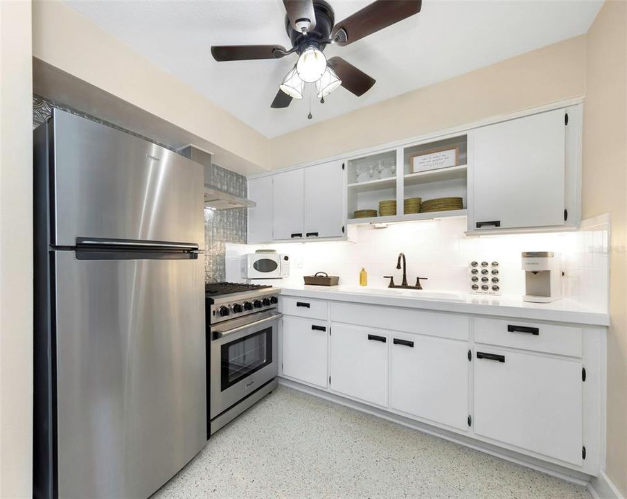 For Sale: $399,900 (2 beds, 1 baths, 936 Square Feet)