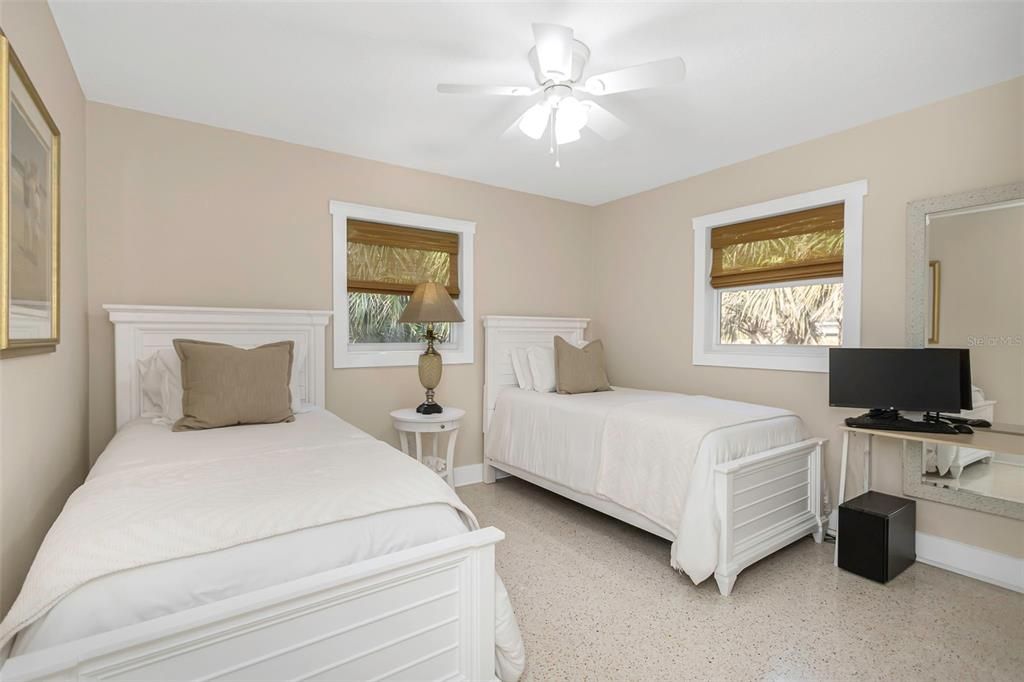 For Sale: $399,900 (2 beds, 1 baths, 936 Square Feet)