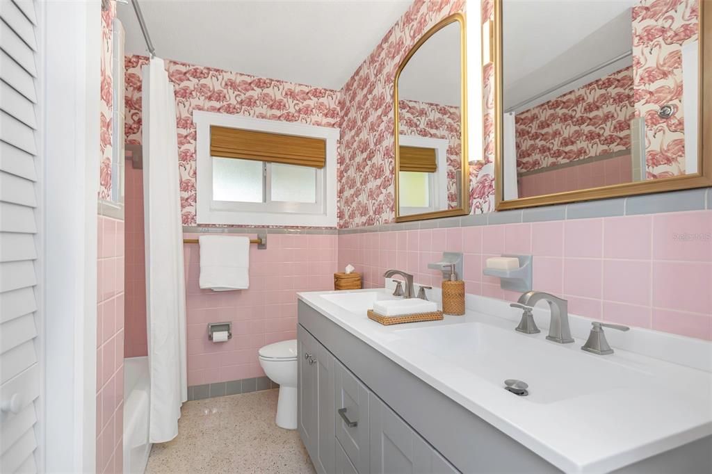 For Sale: $399,900 (2 beds, 1 baths, 936 Square Feet)