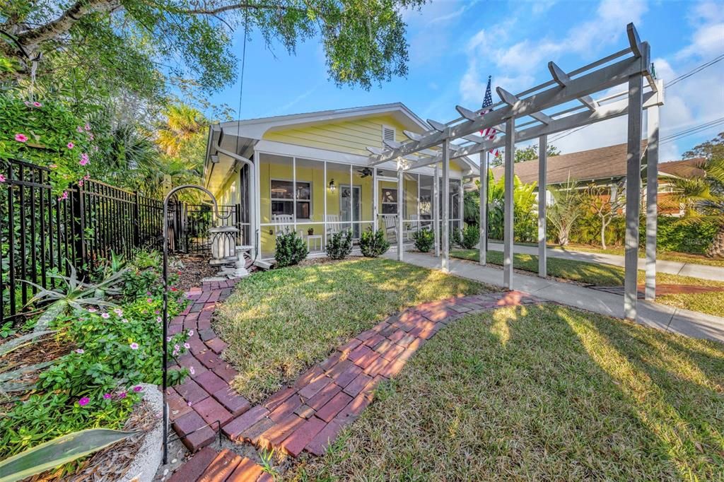 For Sale: $399,900 (2 beds, 1 baths, 936 Square Feet)