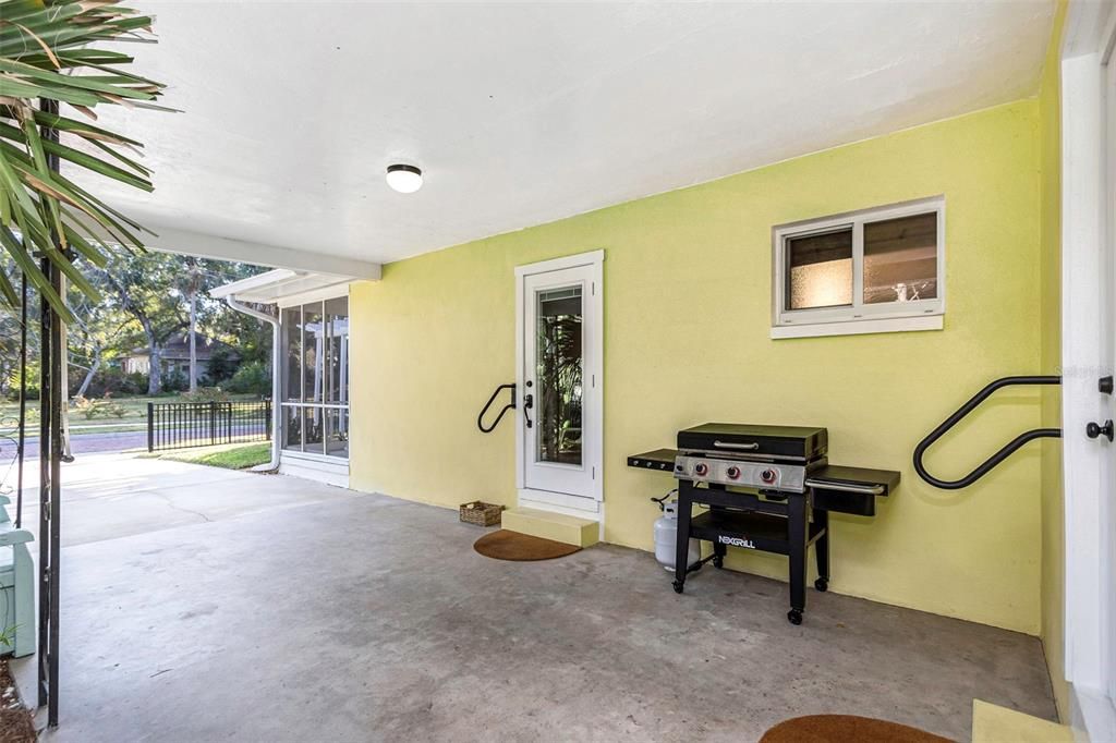 For Sale: $399,900 (2 beds, 1 baths, 936 Square Feet)