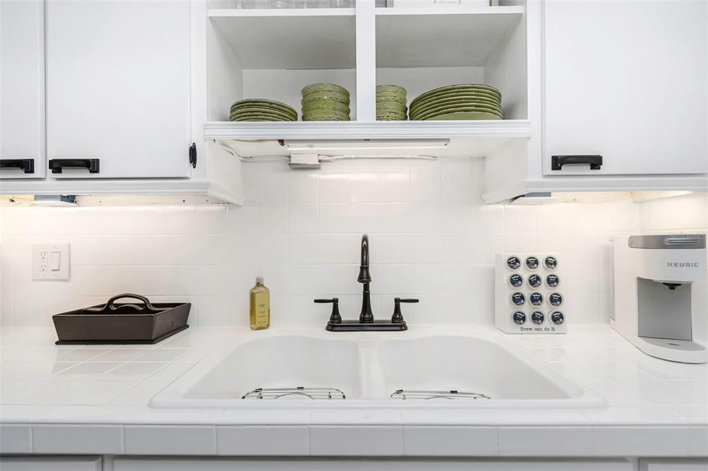 For Sale: $399,900 (2 beds, 1 baths, 936 Square Feet)