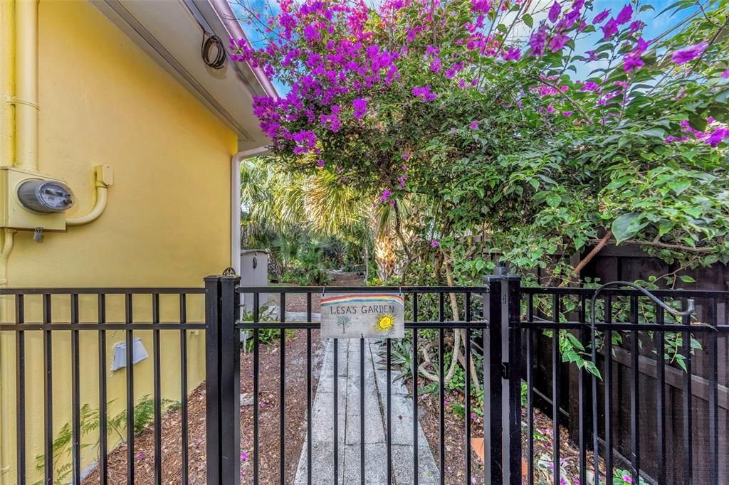 For Sale: $399,900 (2 beds, 1 baths, 936 Square Feet)