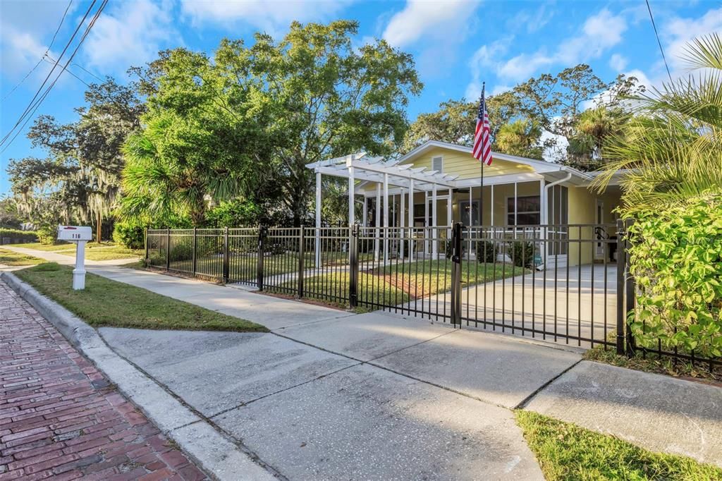 For Sale: $399,900 (2 beds, 1 baths, 936 Square Feet)