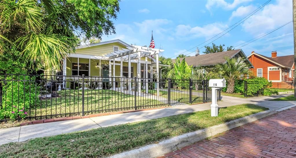 For Sale: $399,900 (2 beds, 1 baths, 936 Square Feet)