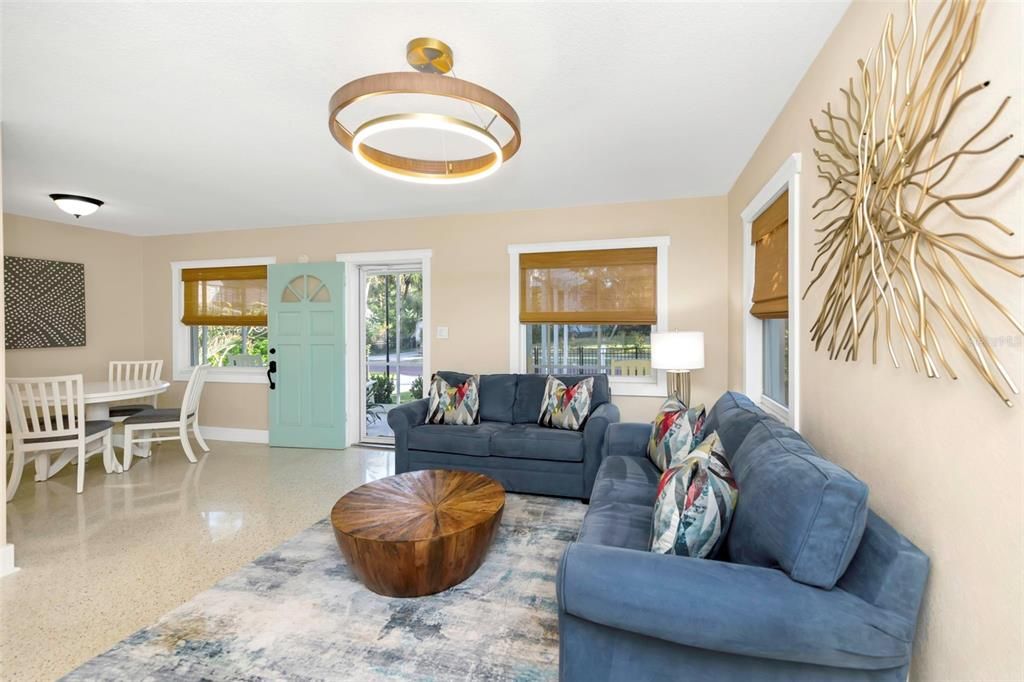 For Sale: $399,900 (2 beds, 1 baths, 936 Square Feet)