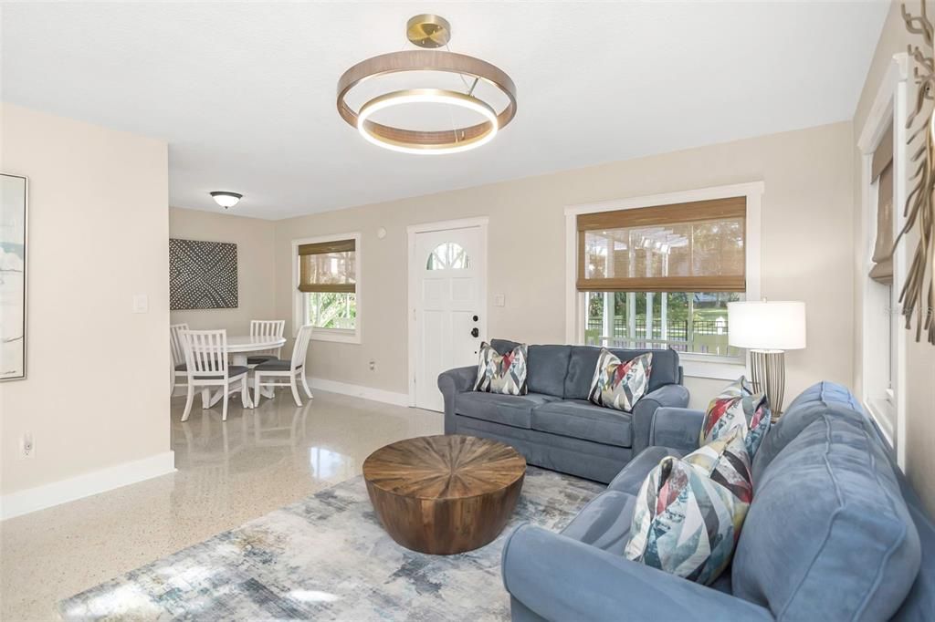 For Sale: $399,900 (2 beds, 1 baths, 936 Square Feet)