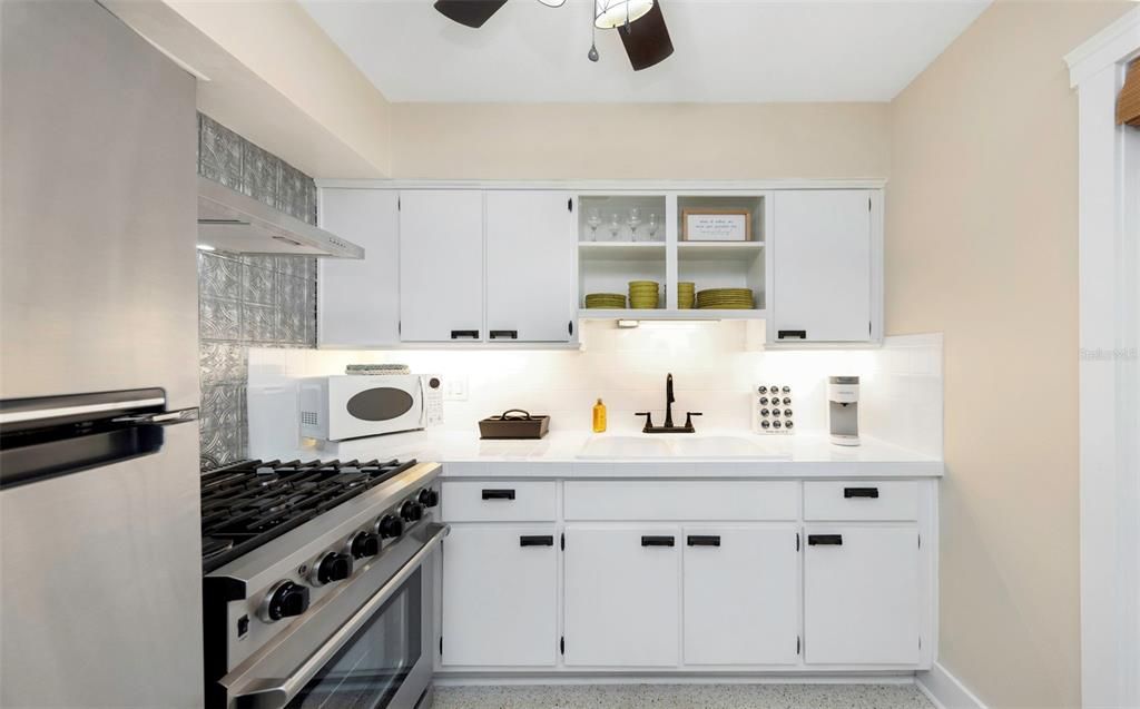 For Sale: $399,900 (2 beds, 1 baths, 936 Square Feet)