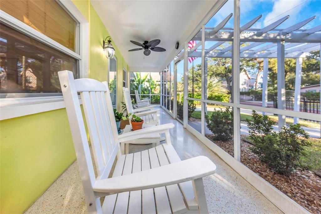 For Sale: $399,900 (2 beds, 1 baths, 936 Square Feet)