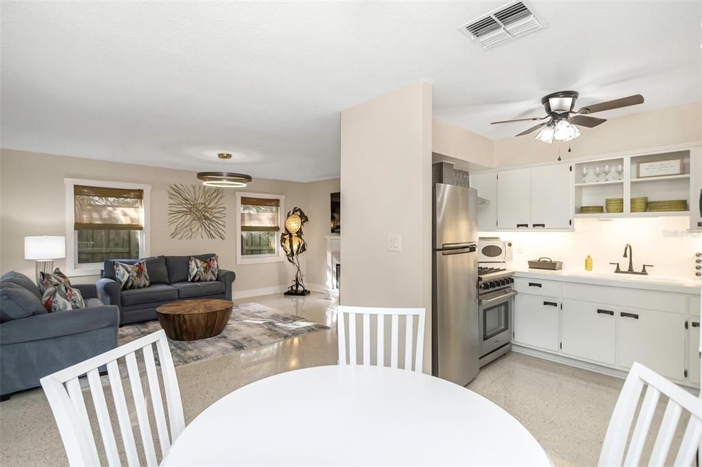 For Sale: $399,900 (2 beds, 1 baths, 936 Square Feet)