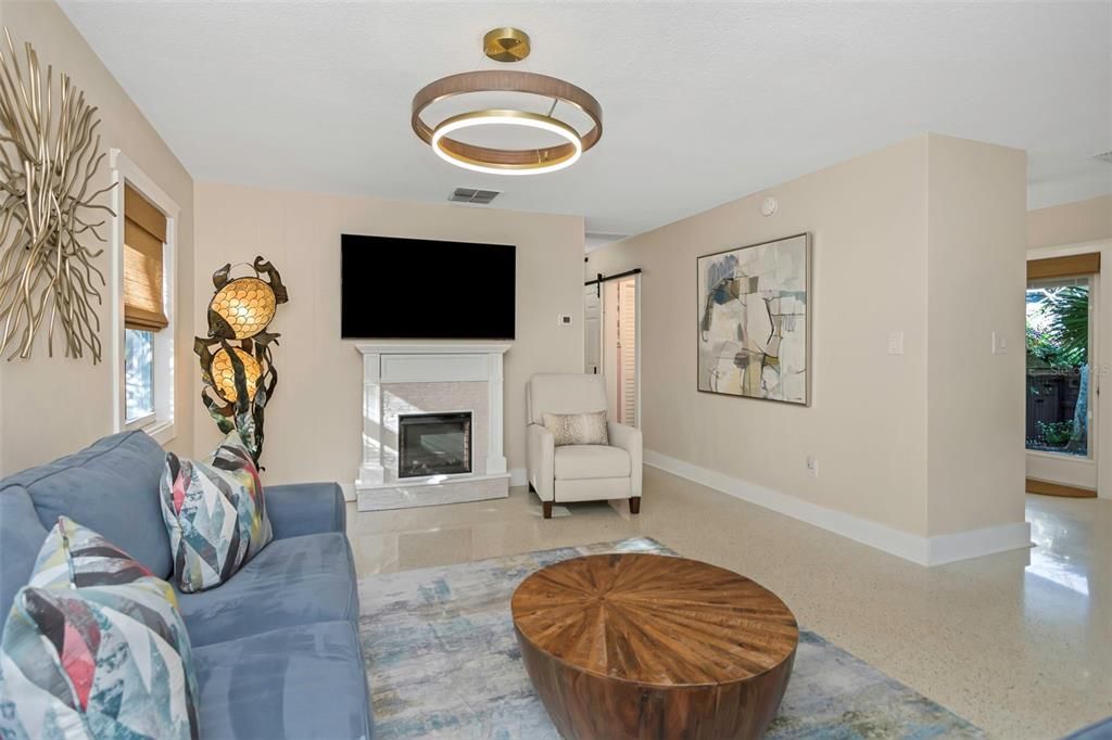 For Sale: $399,900 (2 beds, 1 baths, 936 Square Feet)
