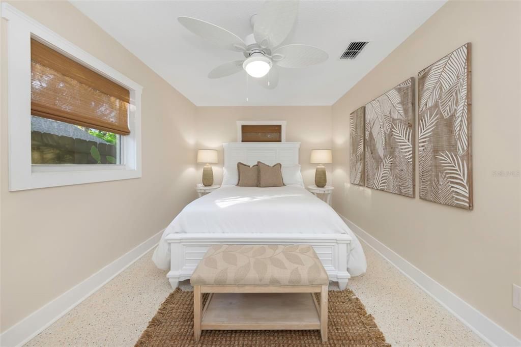 For Sale: $399,900 (2 beds, 1 baths, 936 Square Feet)