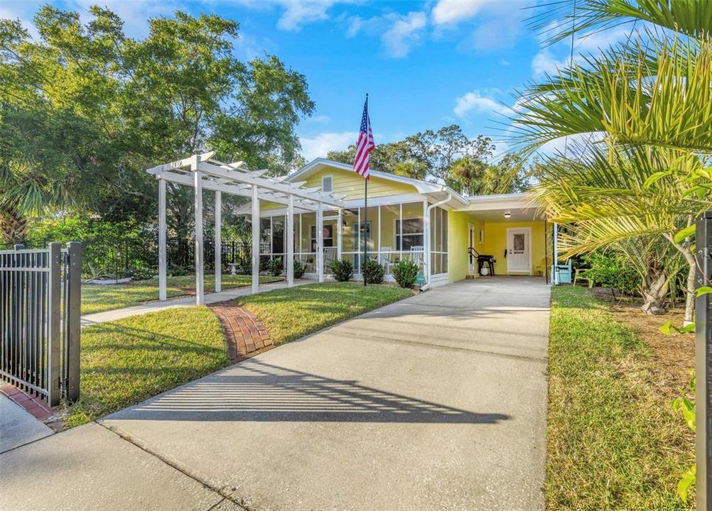 For Sale: $399,900 (2 beds, 1 baths, 936 Square Feet)