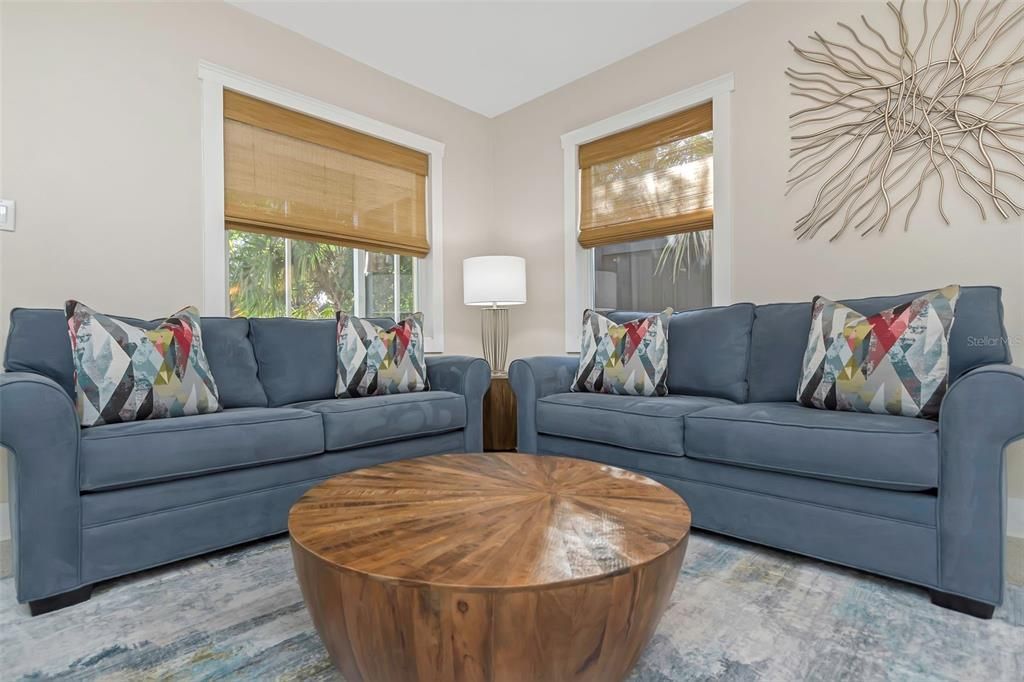 For Sale: $399,900 (2 beds, 1 baths, 936 Square Feet)