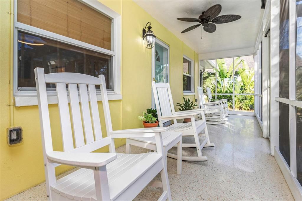 For Sale: $399,900 (2 beds, 1 baths, 936 Square Feet)