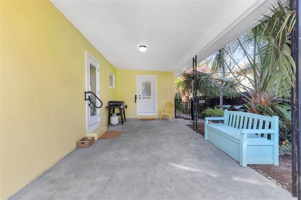 For Sale: $399,900 (2 beds, 1 baths, 936 Square Feet)