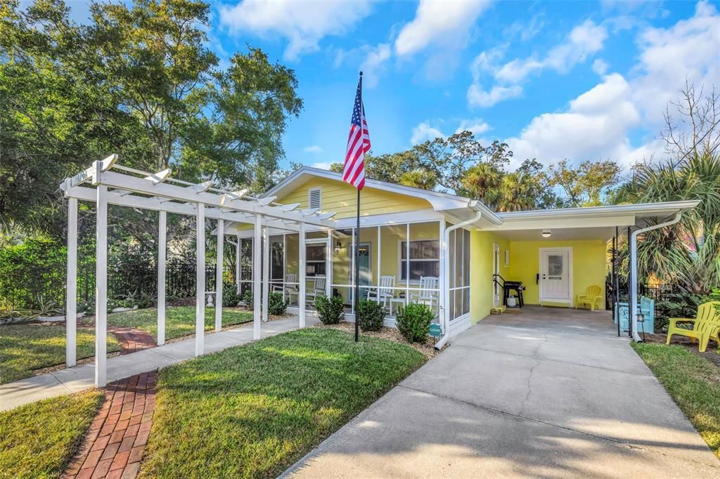 For Sale: $399,900 (2 beds, 1 baths, 936 Square Feet)