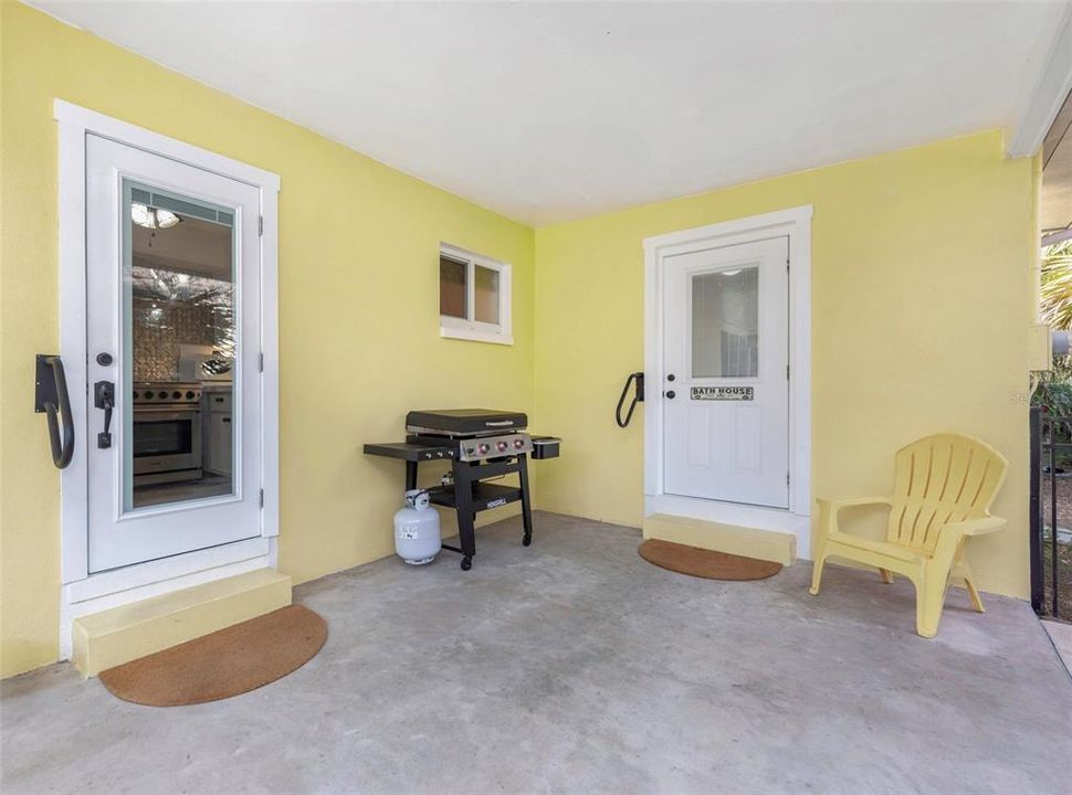 For Sale: $399,900 (2 beds, 1 baths, 936 Square Feet)