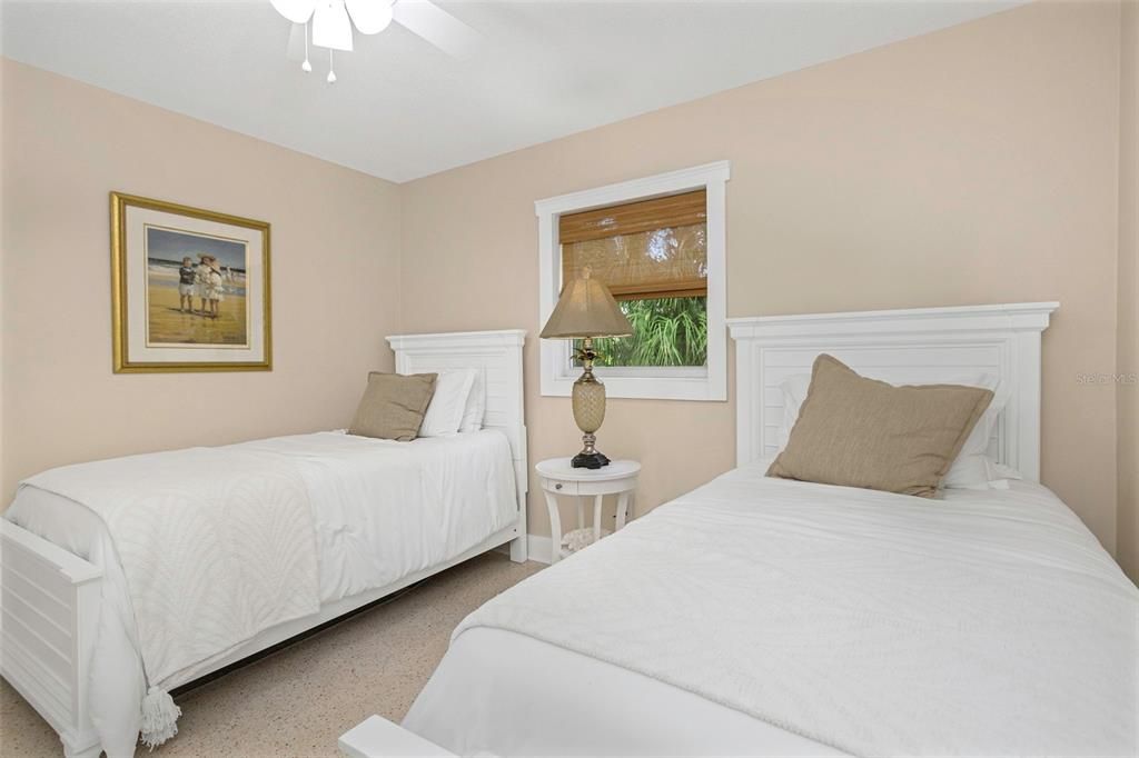 For Sale: $399,900 (2 beds, 1 baths, 936 Square Feet)