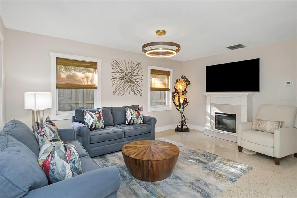 For Sale: $399,900 (2 beds, 1 baths, 936 Square Feet)