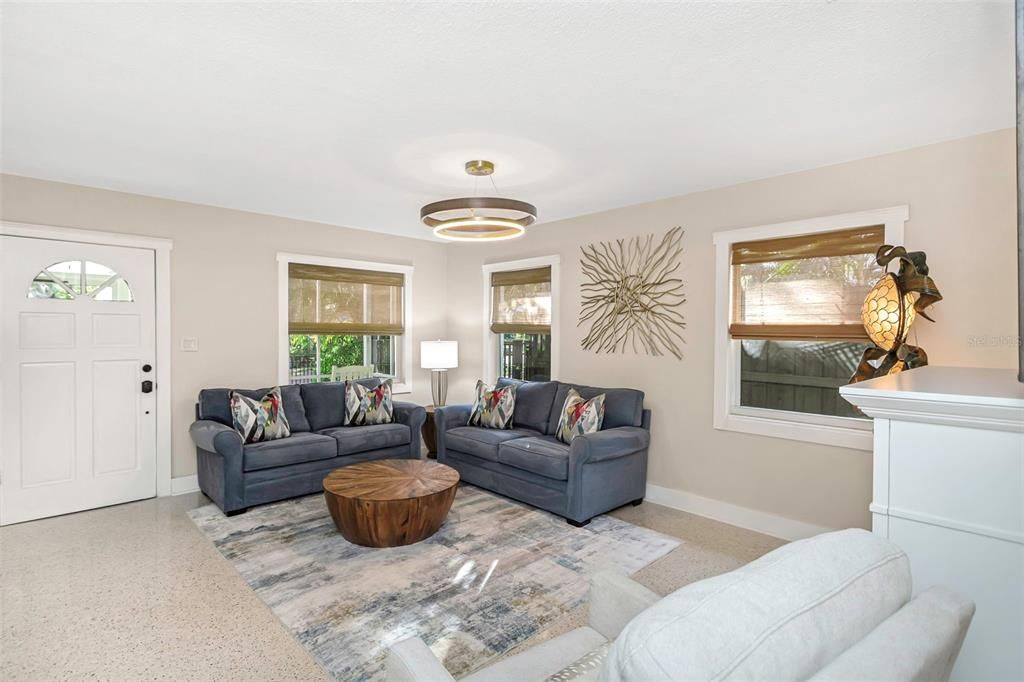 For Sale: $399,900 (2 beds, 1 baths, 936 Square Feet)