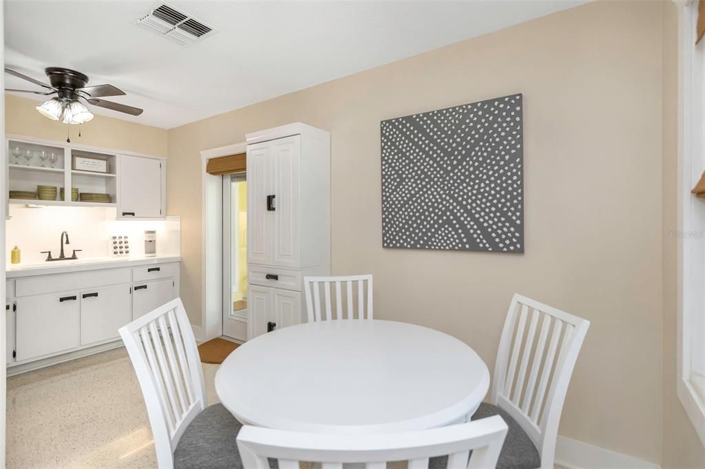 For Sale: $399,900 (2 beds, 1 baths, 936 Square Feet)