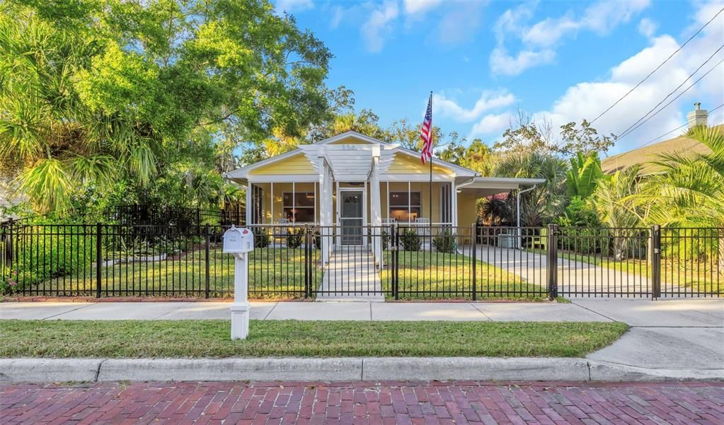 For Sale: $399,900 (2 beds, 1 baths, 936 Square Feet)